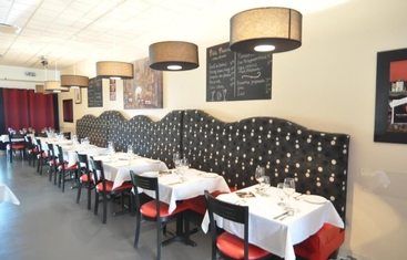 French Restaurant with 90 seats in the Mont-Saint-Hilaire. 